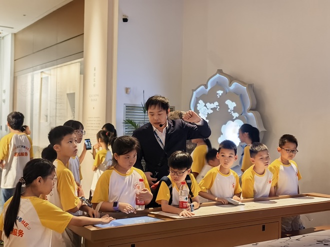松陵街道江城、祥泰社区：触摸家乡文脉 汲取榜样力量.jpg