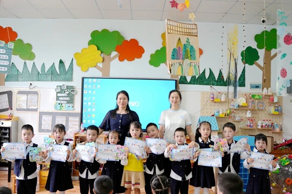 1783667600403363.jpg 五幼全勤宝贝颁奖.jpg
