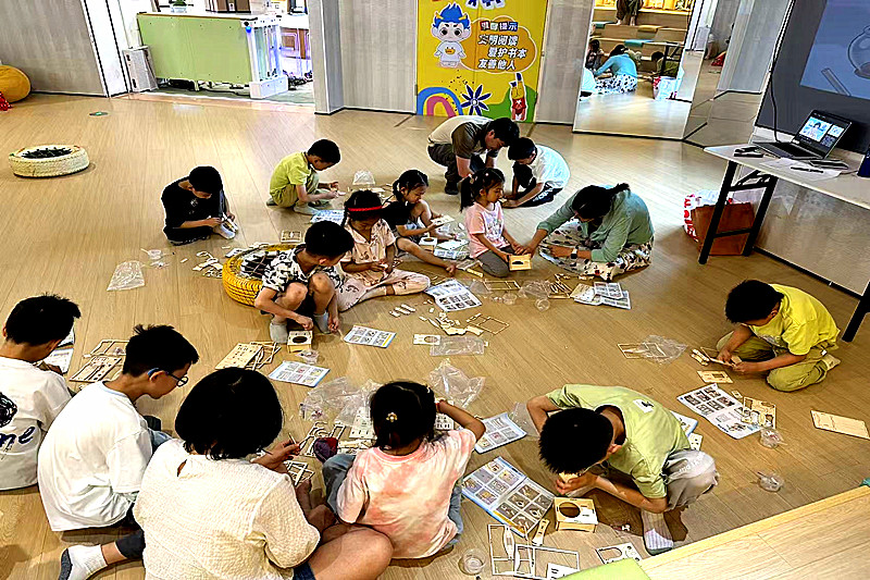 1783914900426494.jpg 江苏省南京市江宁区麒麟街道麒麟门社区开展“看不见的力量——大气压的奥秘”科普学堂活动(1).jpg