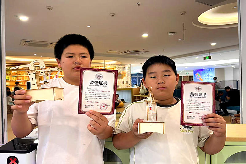 1783914925292766.jpg 江苏省南京市江宁区麒麟街道麒麟门社区开展“看不见的力量——大气压的奥秘”科普学堂活动(4).jpg