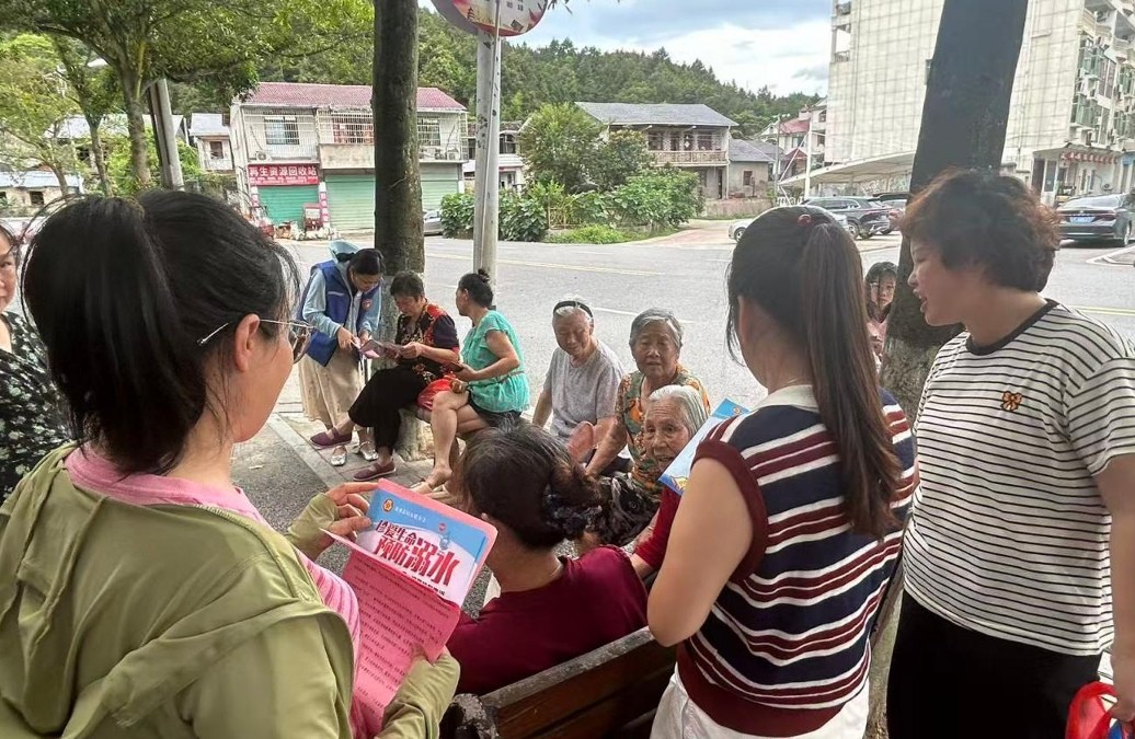 1784173808997267.jpg 将防溺水要点传递给乘凉群众。.jpg