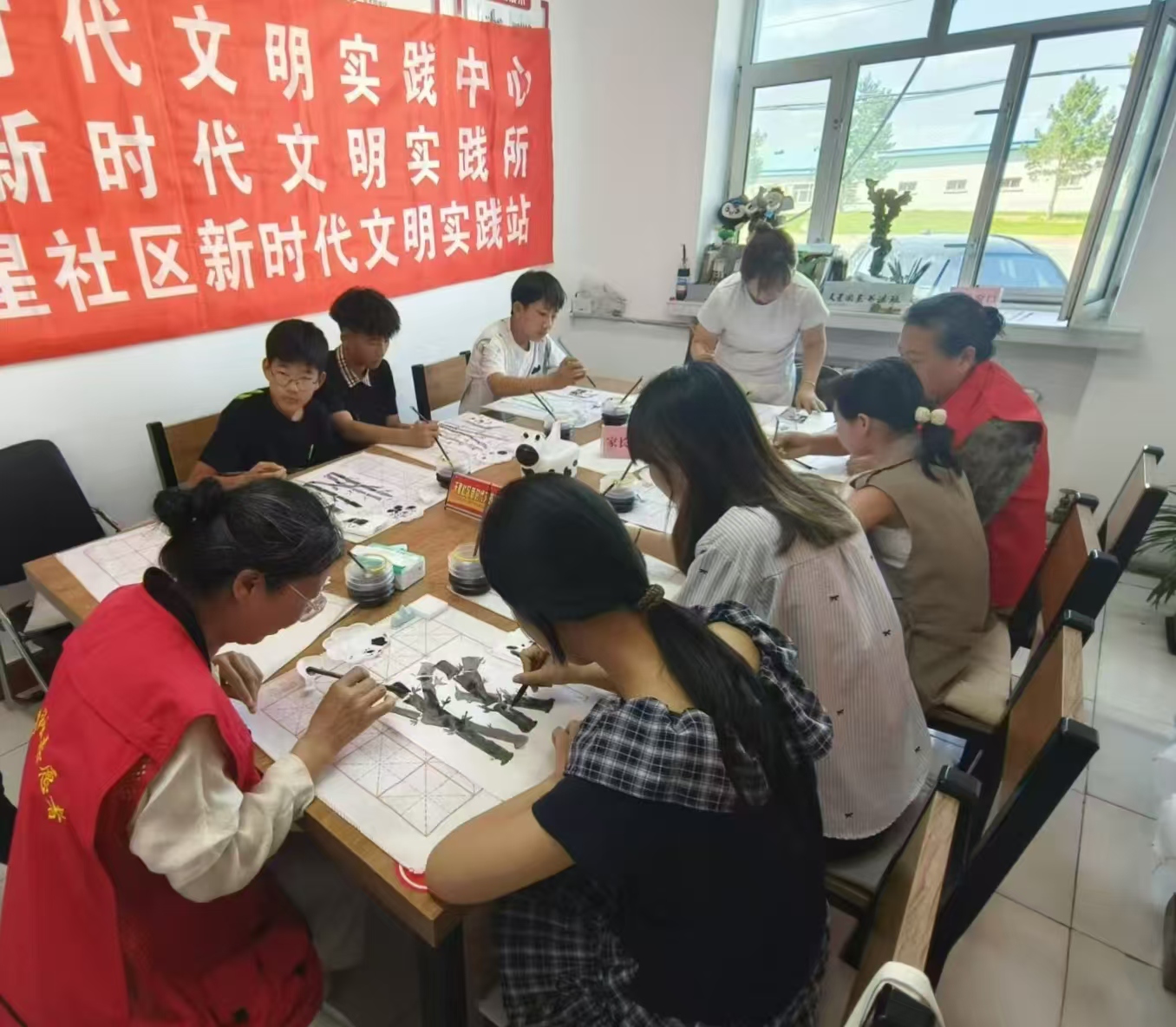大庆市红岗区杏南街道天星社区关工小组联合社区离退休党支部、新时代文明实践站，开展“执笔绘少年 夏日展风采”暑期青少年国画公益培训班.jpg