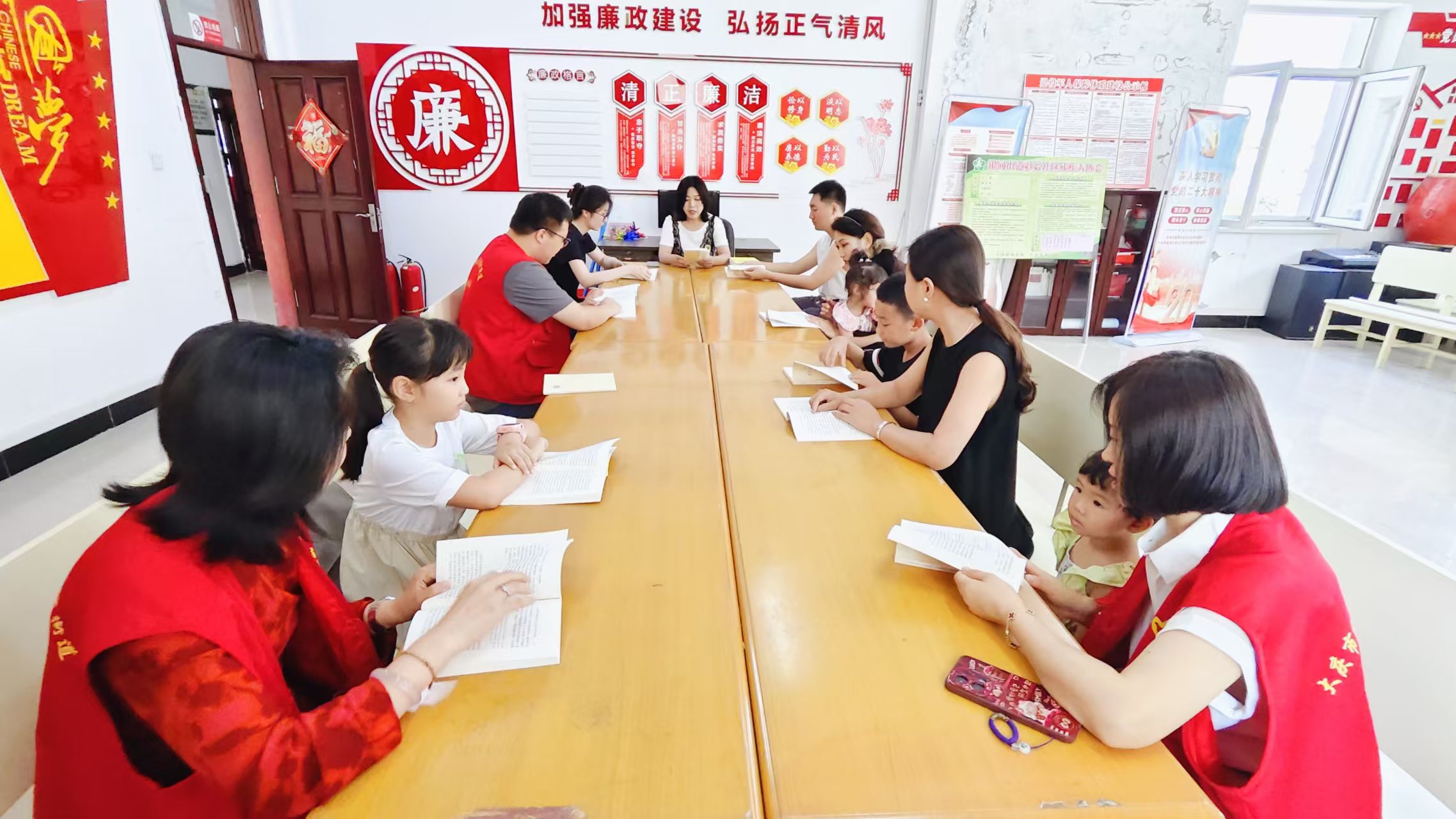 1784529521746654.jpg 大庆市红岗区银河街道彩云社区关工小组开展“少年儿童心向党 诵读启智伴成长”暑期儿童关爱主题活动.jpg