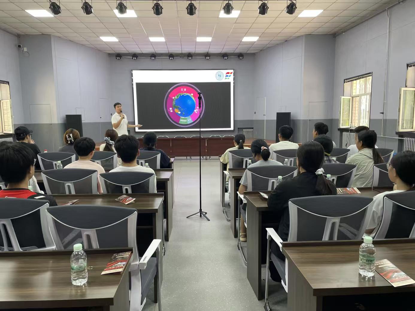 大学宣讲员宣讲大庆精神（铁人精神）.jpg