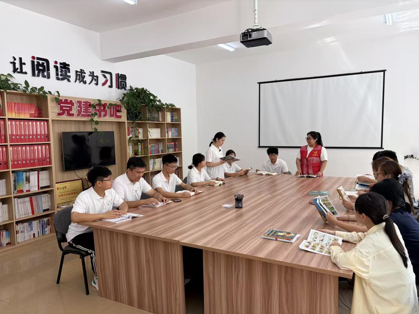 青年学生红色读书分享会.jpg