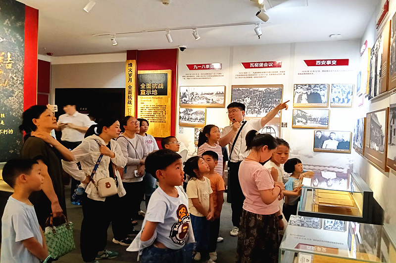 1784605975766438.jpg 江苏省南京市玄武区梅园新村街道东南大学社区关工委开展研学实践活动(2).jpg