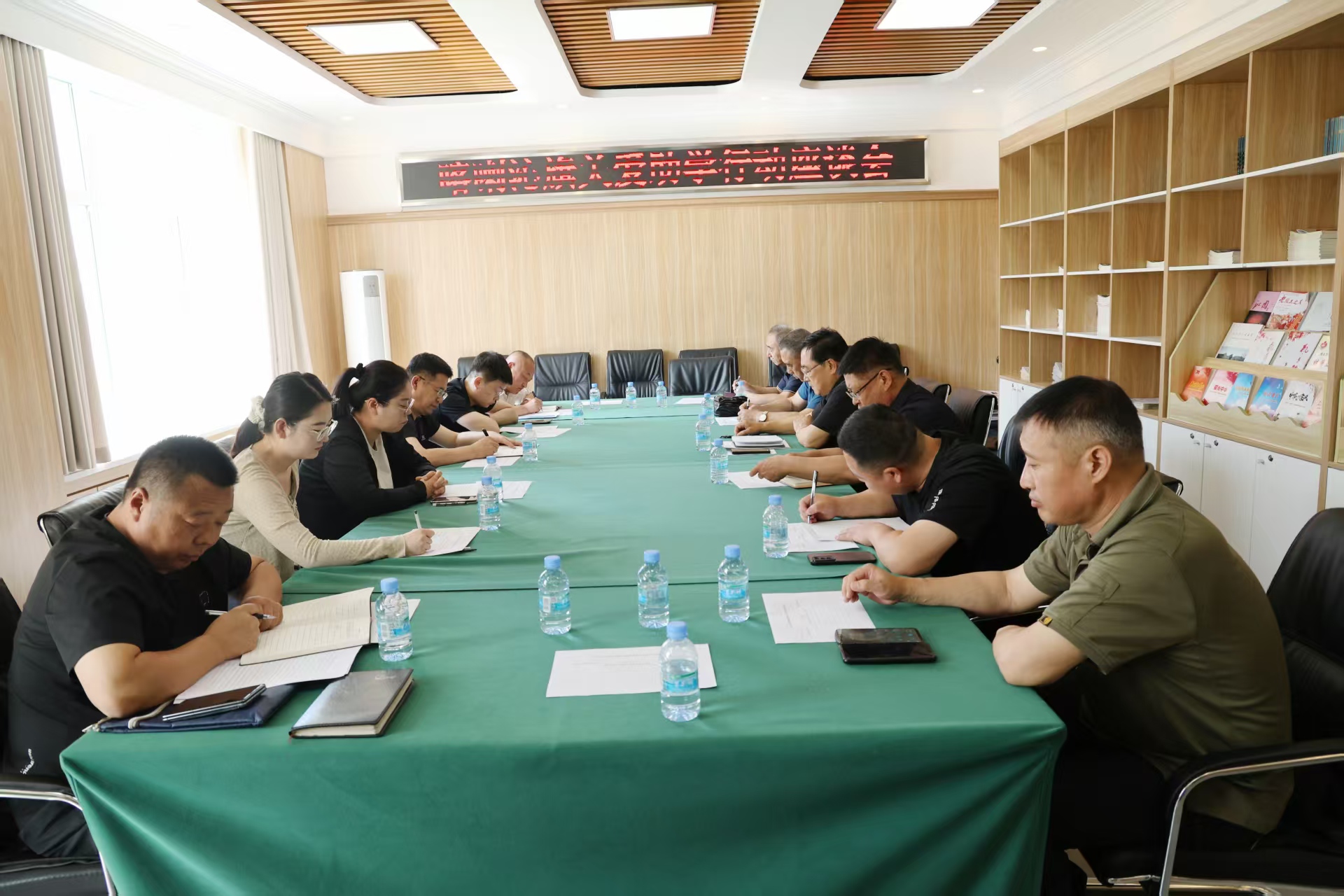 1784621948122367.jpg 7.21,旗关工委召开关爱助学行动座谈会1.jpg