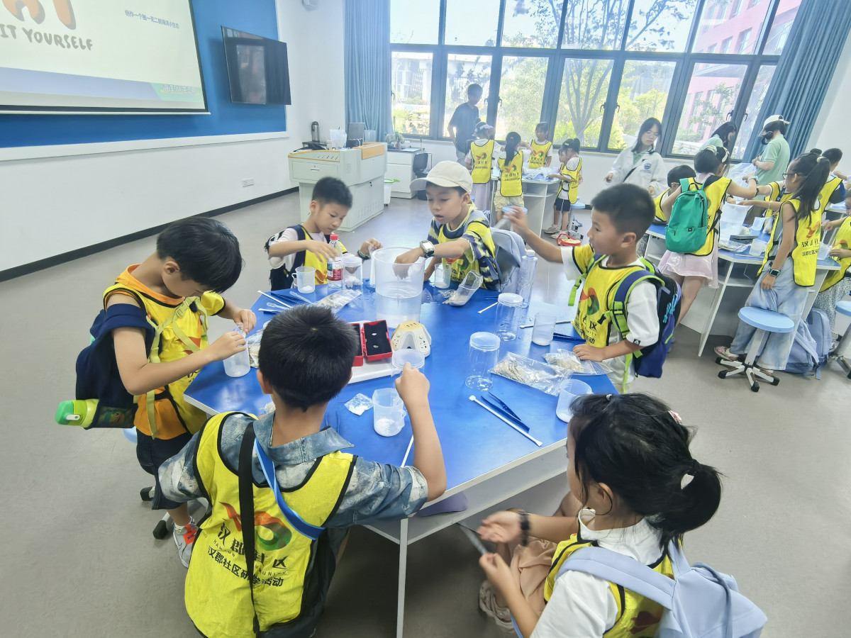 1784623046696757.jpg 探秘深蓝!汉郡社区带孩子们走进宁波海洋研究院1.jpg