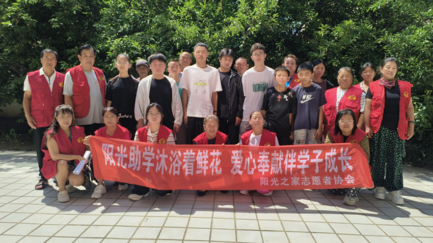 1784690396652994.jpg 平庄城区街道星海社区关工委、阳光之家协会开展“七彩阳光 助力成长”秋季助学活动照片1_副本.jpg