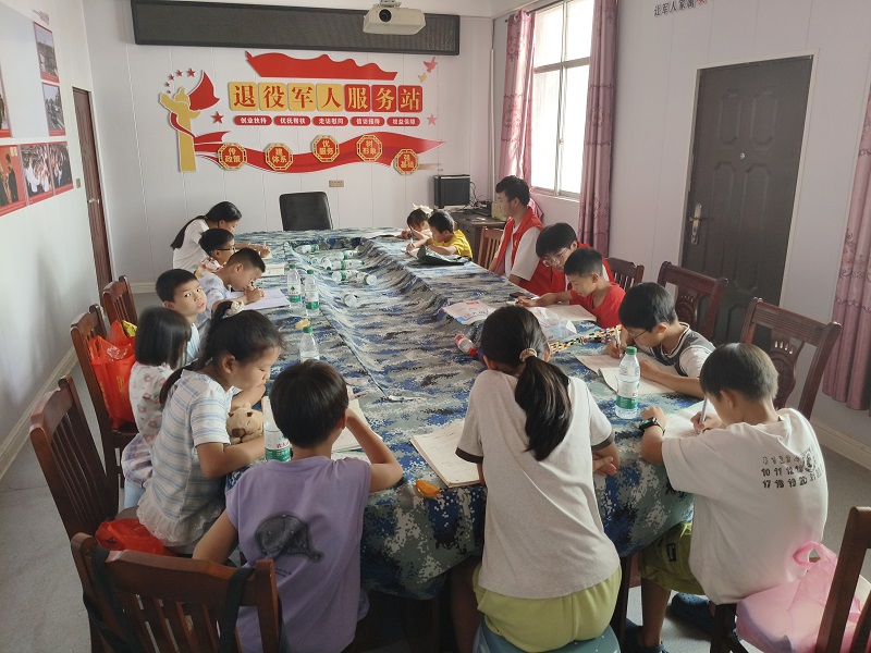 1784690975475977.jpg 大学生志愿者1.jpg