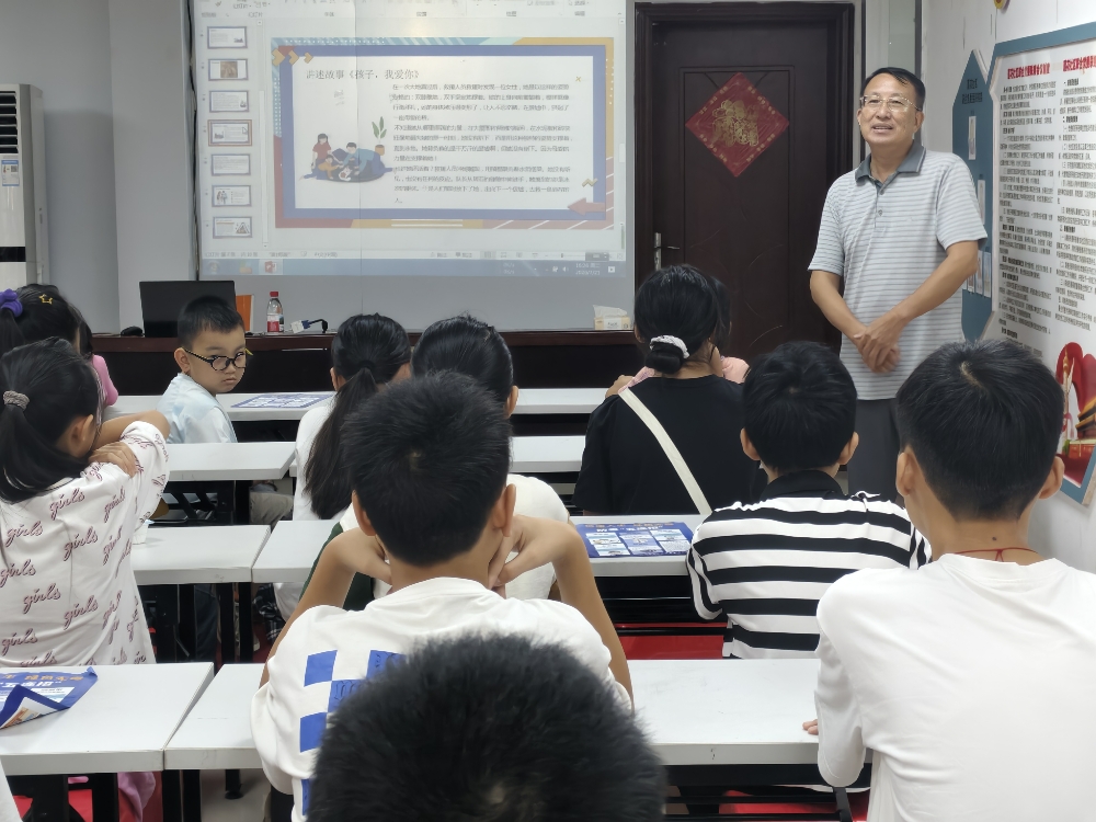 李毅老师给青少年宣讲.jpg