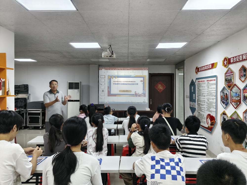 李毅老师正在给青少年宣讲.jpg