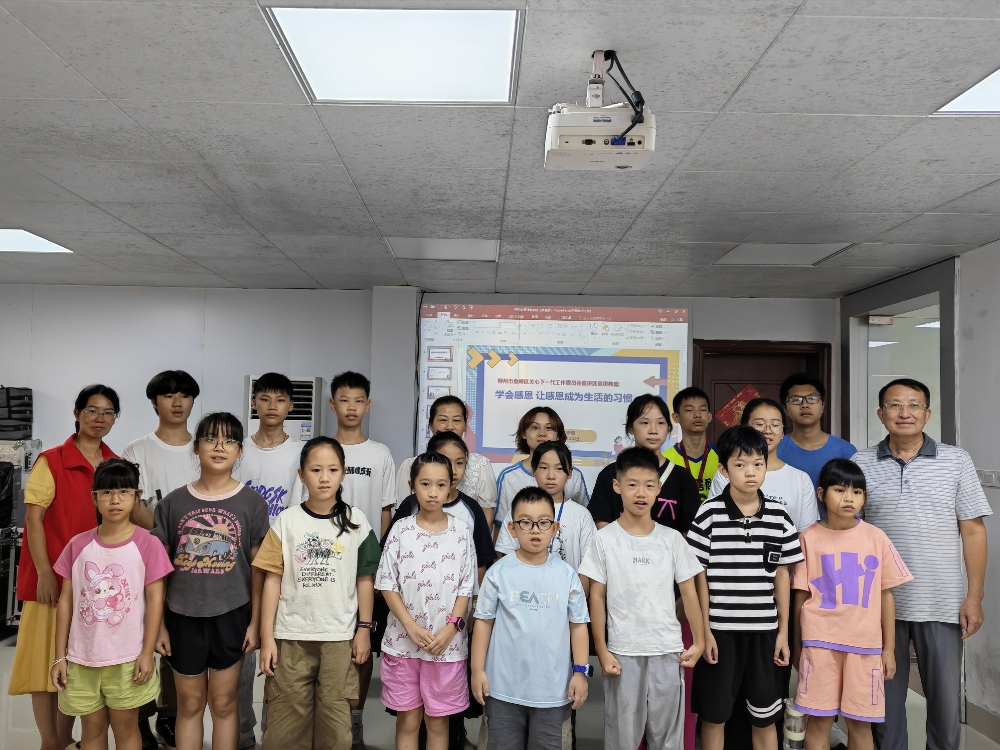 宣讲团李毅老师与青少年合影.jpg