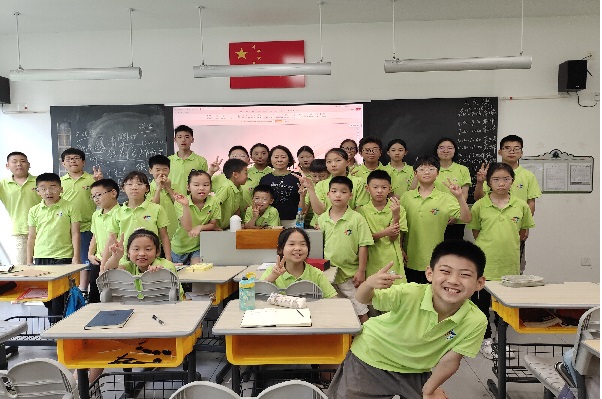 1784789883662319.jpg 【南社研究会】铭记先贤精神 传承家国初心 ——李红梅老师走进吴江“开心”夏令营开讲少年柳亚子2.jpg