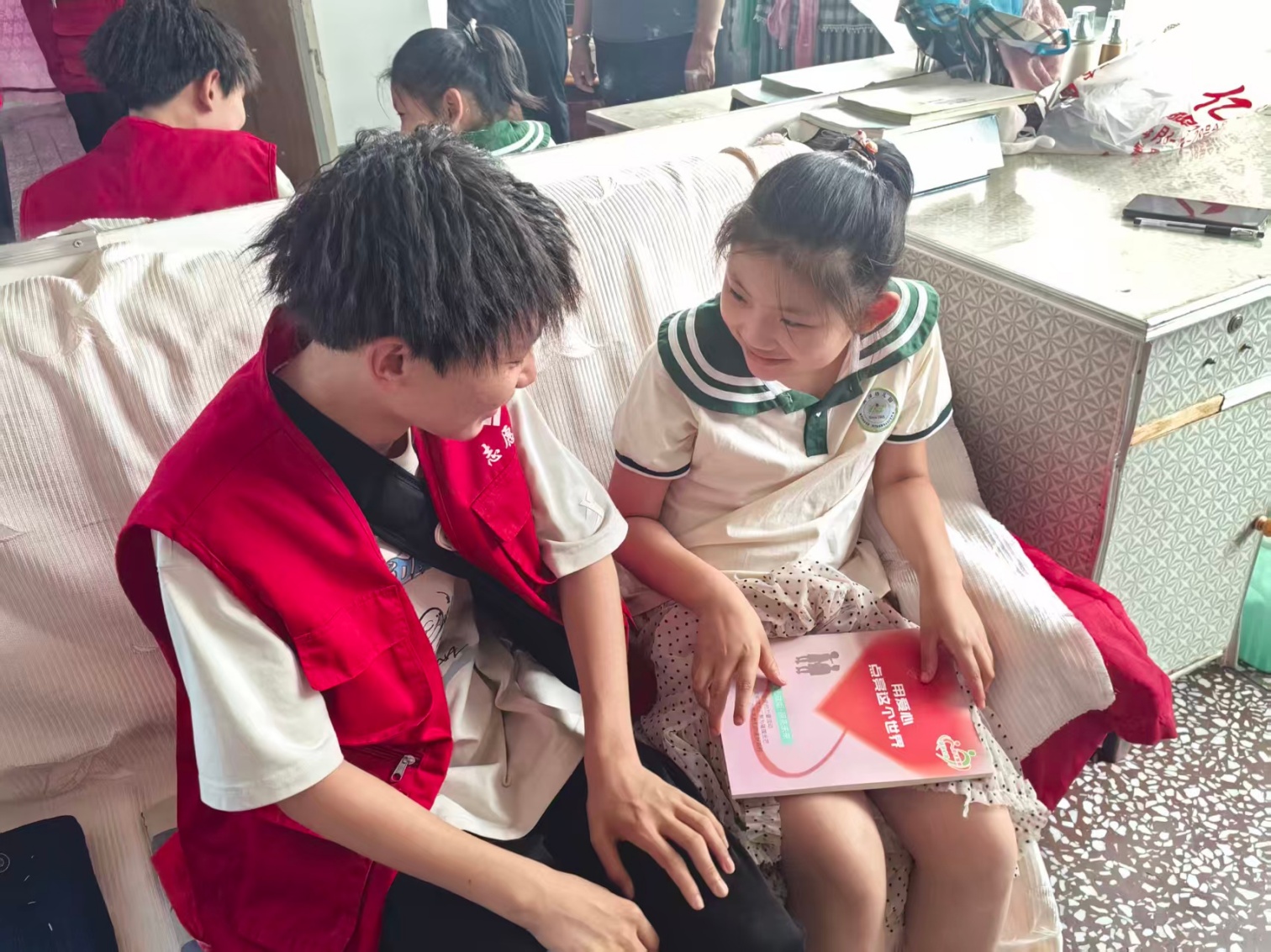 1784789903630898.jpg c草原蓝哈达协会 ”暖心入户护童心 ,精准帮扶伴成长 “活动桌牌1_副本.jpg