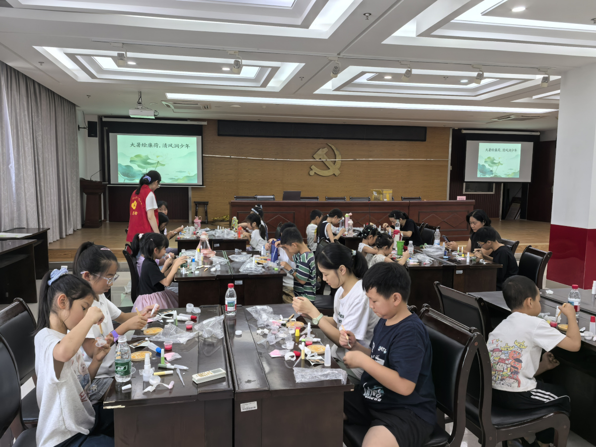 1784792708970964.jpg 7.22龙源社区:“大暑绘廉荷,清风润少年”非遗掐丝珐琅手作活动(2).jpg