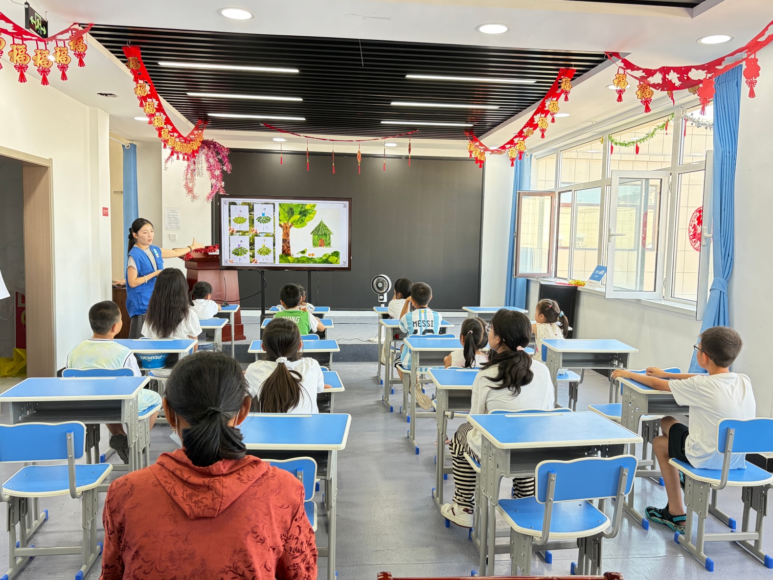 平庄城区街道吉祥社区“巧手拾自然，童心聚团结” 青少年民族团结活动照片4_副本.jpg