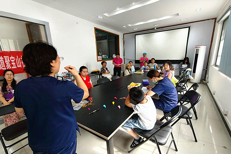 1784869316874970.jpg 玄武湖街道聚宝山社区开展青少年暑期趣味实践课堂(1).jpg