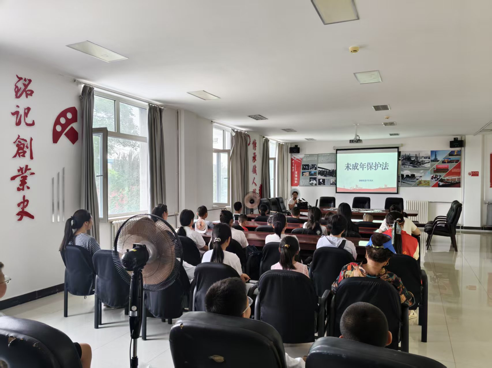红岗区创业街道平安社区关工小组开展《中华人民共和国未成年人保护法》主题宣传教育活动.jpg