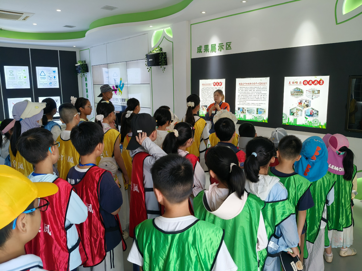 1785133943133862.jpg 银凤社区关工委:课堂搬进转运站,环保种在心田间3.jpg