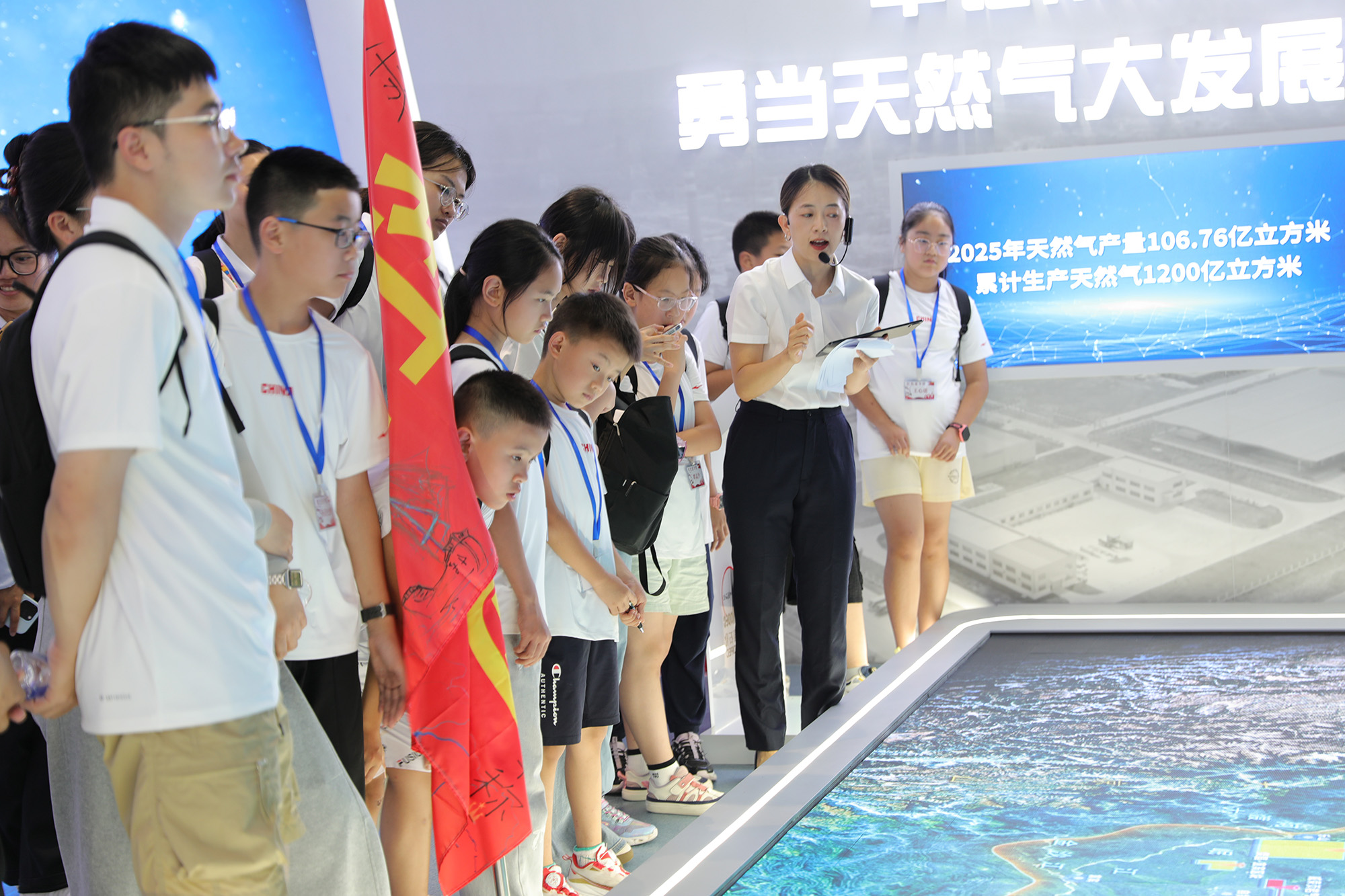 1785230073390157.jpg 参观企业文化展厅-1.jpg