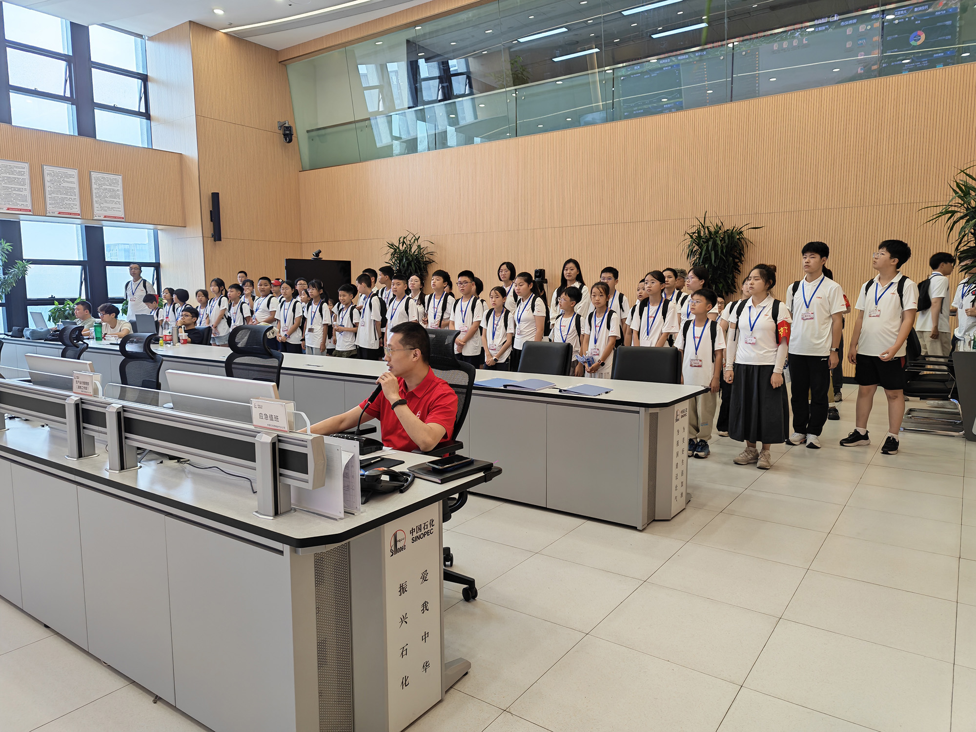 1785230101357630.jpg 参观油气生产指挥中心-1.jpg