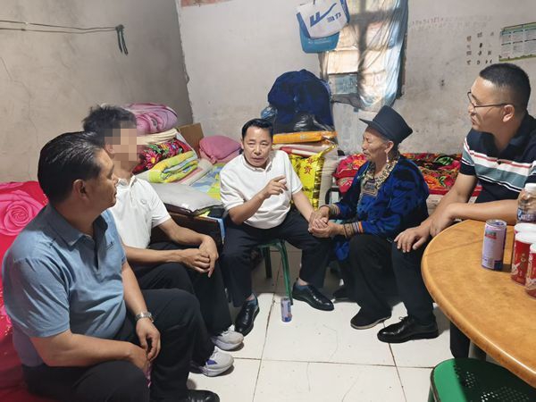 州残联慰问陈文杰_副本.jpg
