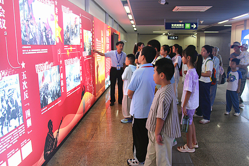 1785298439662918.jpg 2玄武湖街道关工委联合组织青少年参观爱国主义教育图片展(2).jpg