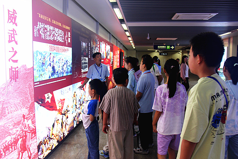 1785298445309042.jpg 3玄武湖街道关工委联合组织青少年参观爱国主义教育图片展(3).jpg