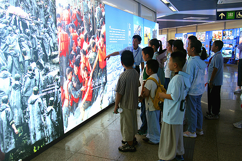 1785298454395332.jpg 4玄武湖街道关工委联合组织青少年参观爱国主义教育图片展(6).jpg