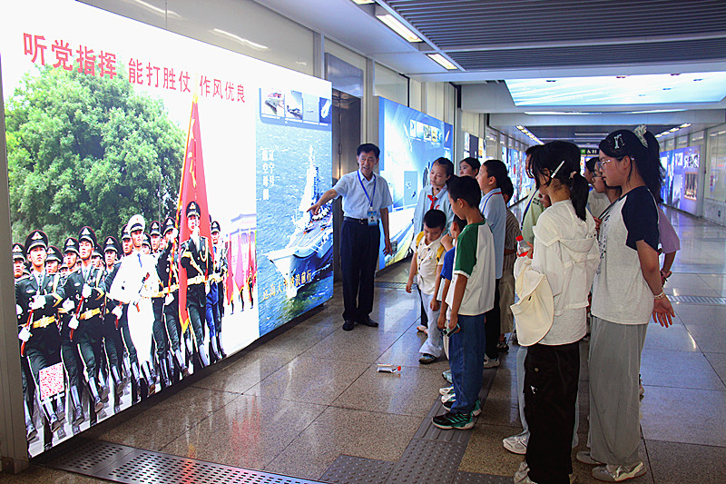 1785298461349869.jpg 5玄武湖街道关工委联合组织青少年参观爱国主义教育图片展(9).jpg