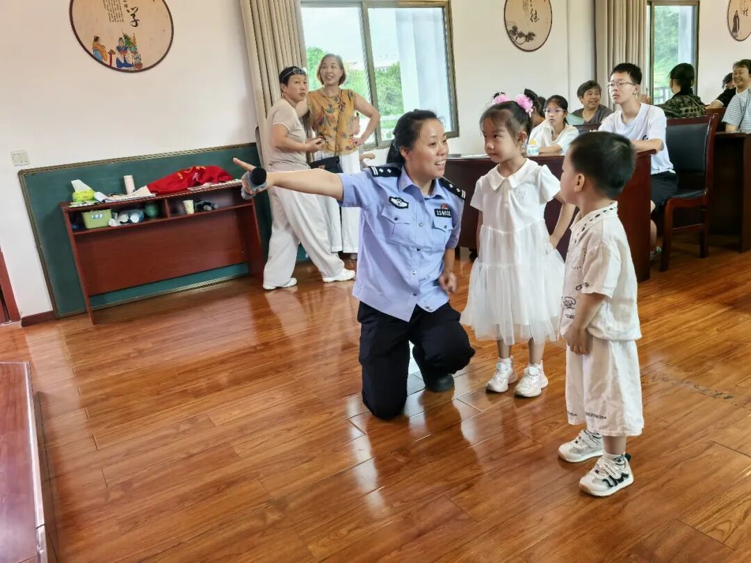 跟着民警阿姨念一念，安全知识记得牢。.jpg