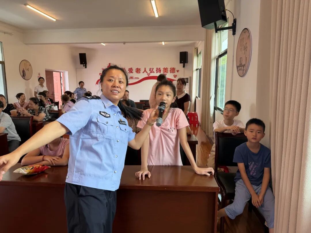 跟着民警阿姨念一念，安全知识记得牢2.jpg