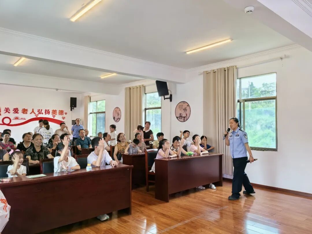 跟着民警阿姨念一念，安全知识记得牢3.jpg