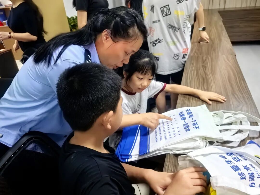 民警耐心叮嘱，“哪怕孩子只是在水边玩耍，视线也绝不能离开。.jpg