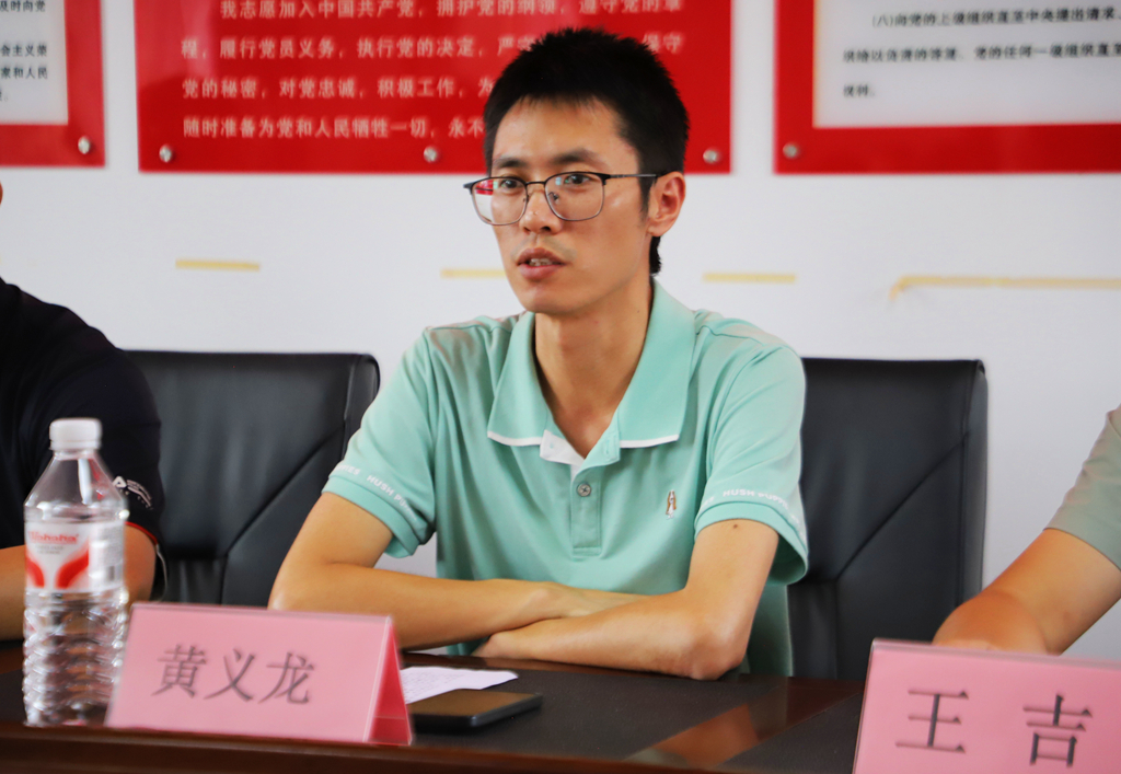 红助学表彰图五.jpg