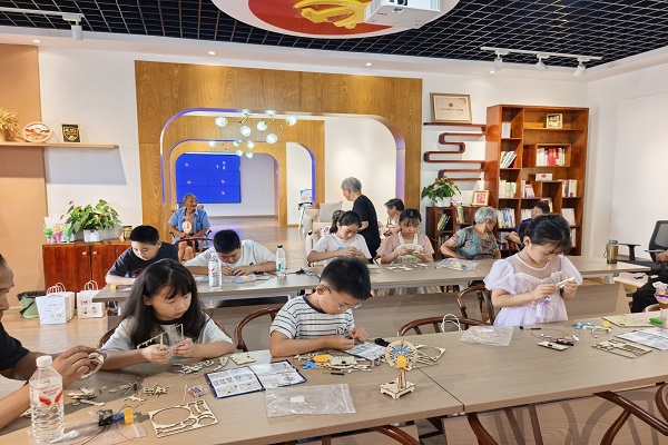1785740618646436.jpg 震泽众安桥村:趣味手工学科学 科普筑梦伴成长.jpg