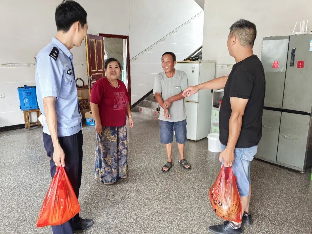 1785797454839668.jpg 村民河边“喊”娃,警方送瓜致谢。.jpg