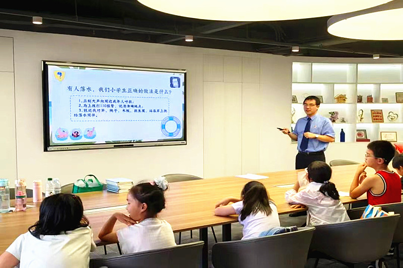 1785822375780020.jpg 江苏省南京市玄武区检察院关工委深入玄武湖街道徐庄社区开展走访交流(2).jpg