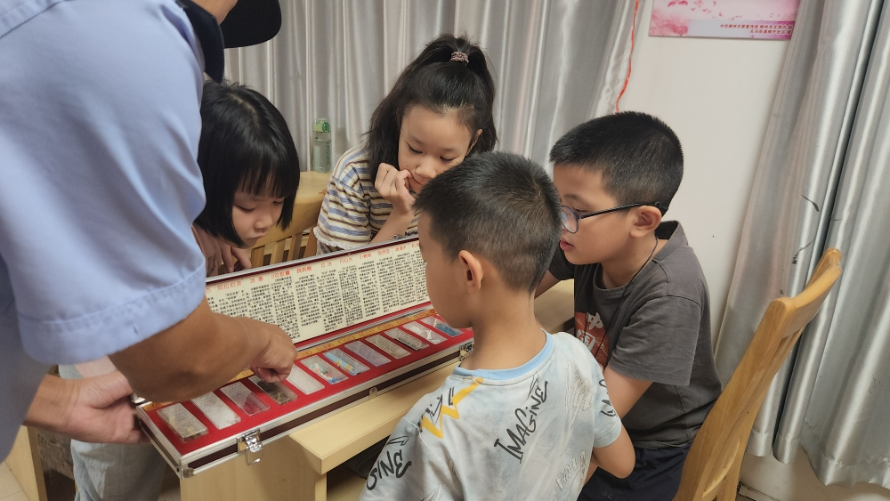 1785835595201330.jpg 民警在给小朋友答疑解惑(特写).jpg