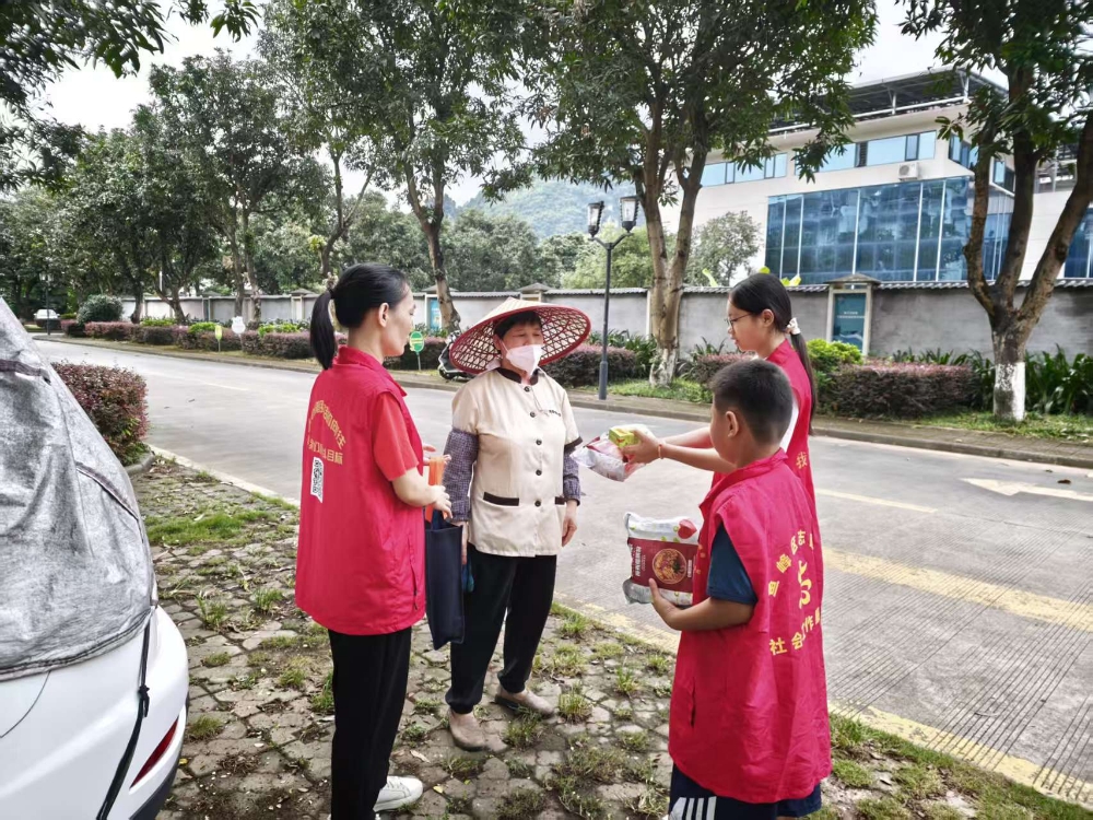 1785835711175162.jpg 志愿者送清凉饮品等防暑物资到环卫工人手中.jpg