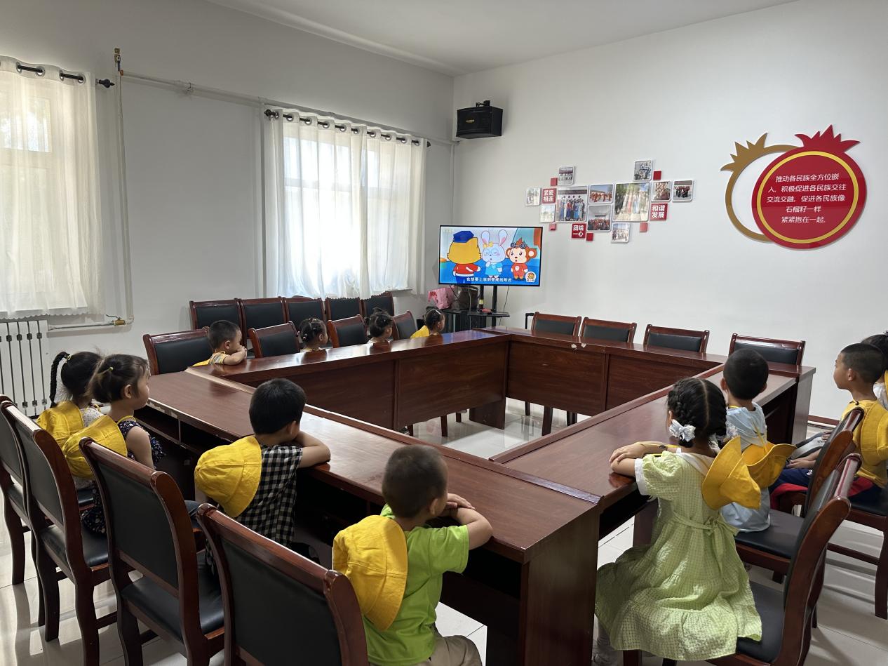 1785984095409645.jpg 西露天街道北七家社区关工委开展“小小规则记心间 法治护航伴童年”法治宣讲活动照片2.jpg