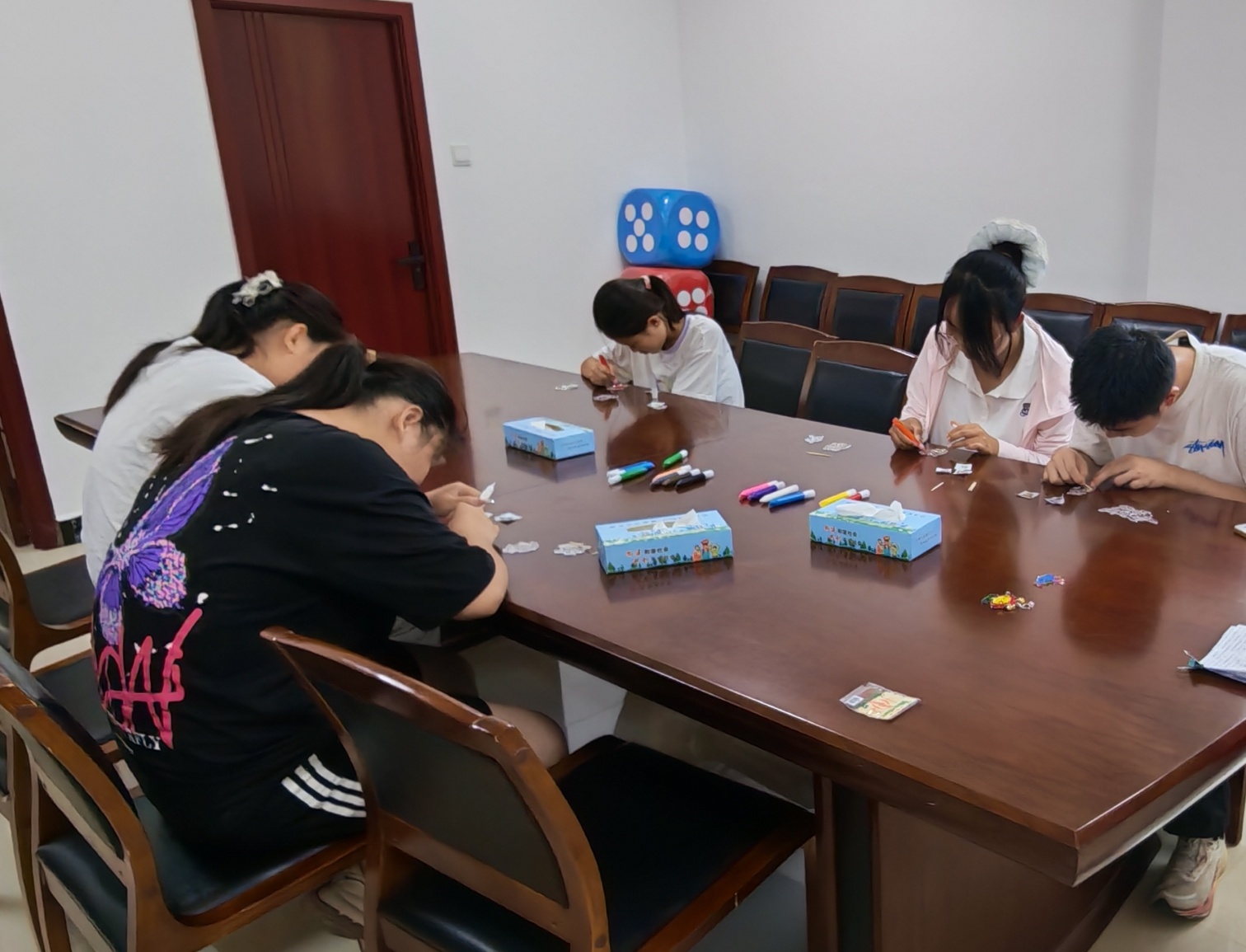1786087360285496.jpg 西城街道如意东社区关工委“萌宠缩影藏童趣,巧手生花润童心”少儿创作活动照片2_副本.jpg