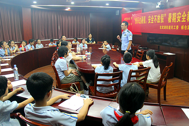 1786328378248362.jpg 玄武湖街道关工委联合开展青少年暑期安全教育宣讲活动(2).jpg