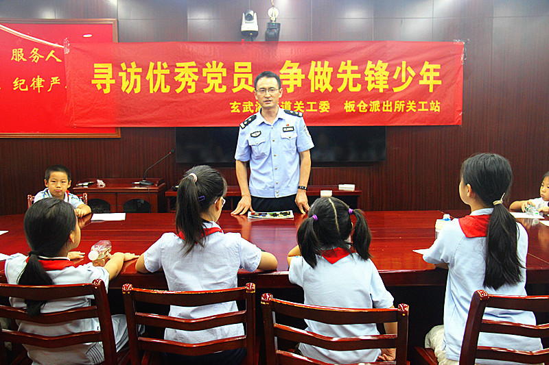 玄武湖街道关工委联合开展寻访优秀党员主题教育(1).jpg