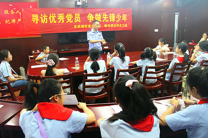 玄武湖街道关工委联合开展寻访优秀党员主题教育(2).jpg