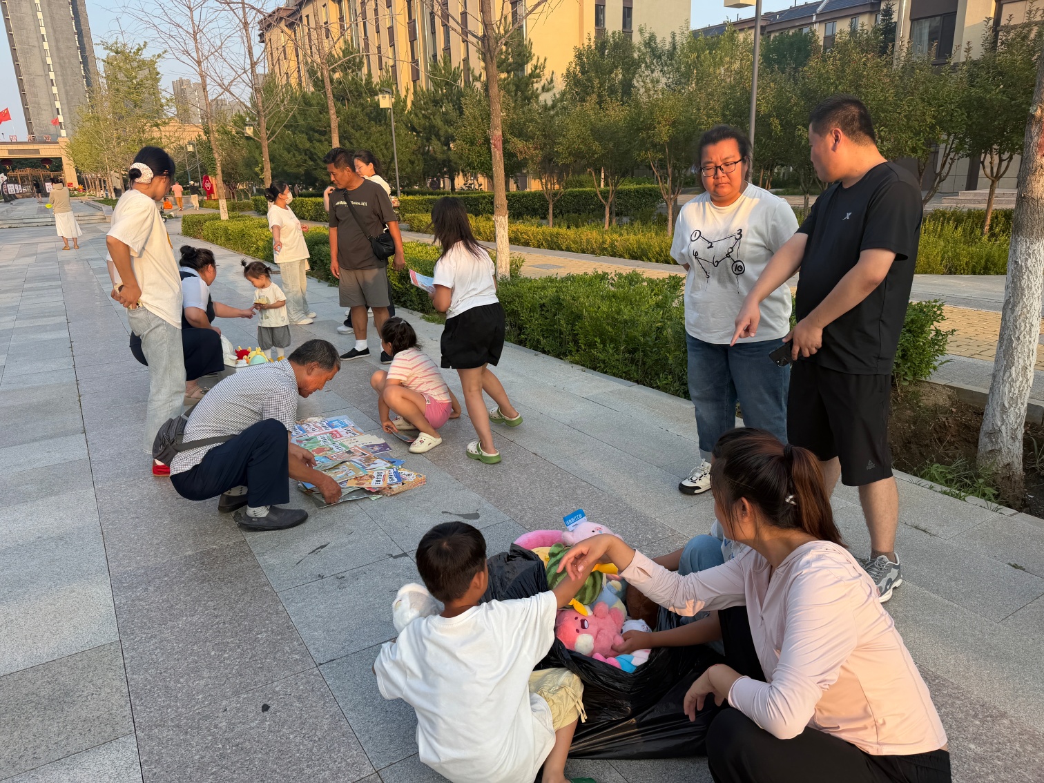 1786669142306751.jpg 西城街道新景四季东社区“童趣跳蚤市集,邻里温情暖家园”活动照片1_副本.jpg