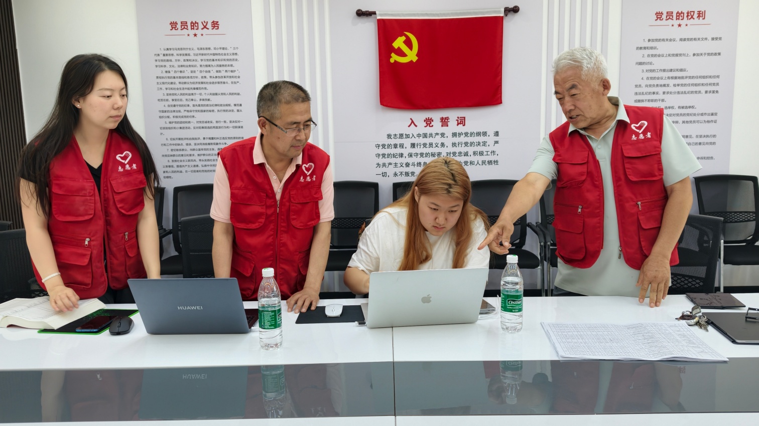1786669899928589.jpg 草原蓝哈达志愿者协会关工委“义务报考,不收礼金”活动照片3_副本.jpg