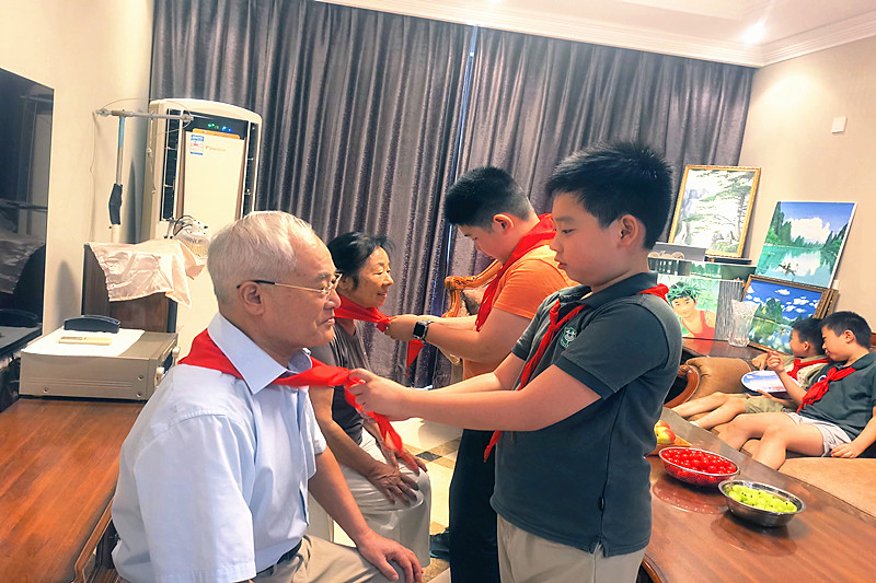 1786679222399600.jpg 江苏省南京市鼓楼区凤凰街道凤凰熙岸社区关工委开展寻访巾帼劳模活动(1).jpg