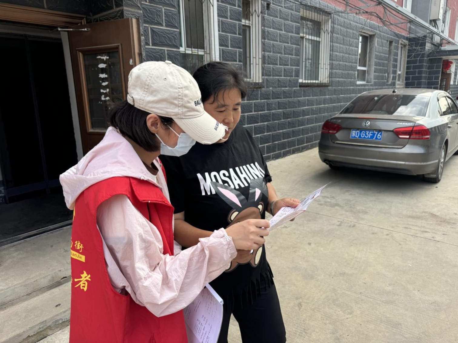 西露天街道平西南街社区关工委“温情护幼苗，防溺记心头 ”防溺水宣传活动照片1_副本.jpg